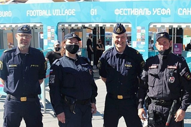 Шведская полиция следит за порядком на улицах Петербурга