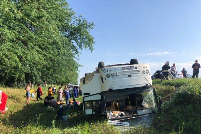 В Краснодарском крае в ДТП с автобусом пострадали семь человек