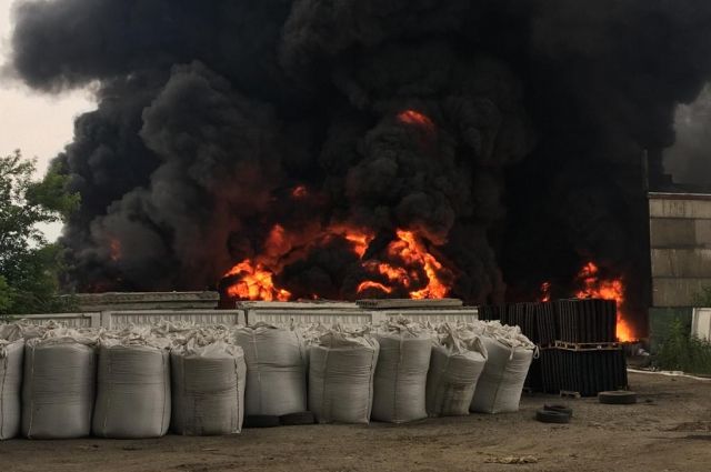 В Новосибирске потушили пожар от горящих покрышек на территории завода