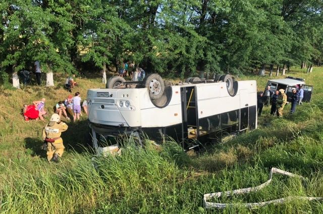 На трассе в Краснодарском крае перевернулся рейсовый автобус