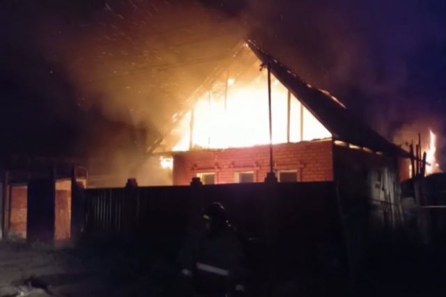 Крупный пожар в жилом доме потушили в Челябинской области