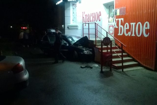 Автомобиль протаранил крыльцо алкомаркета в Челябинске