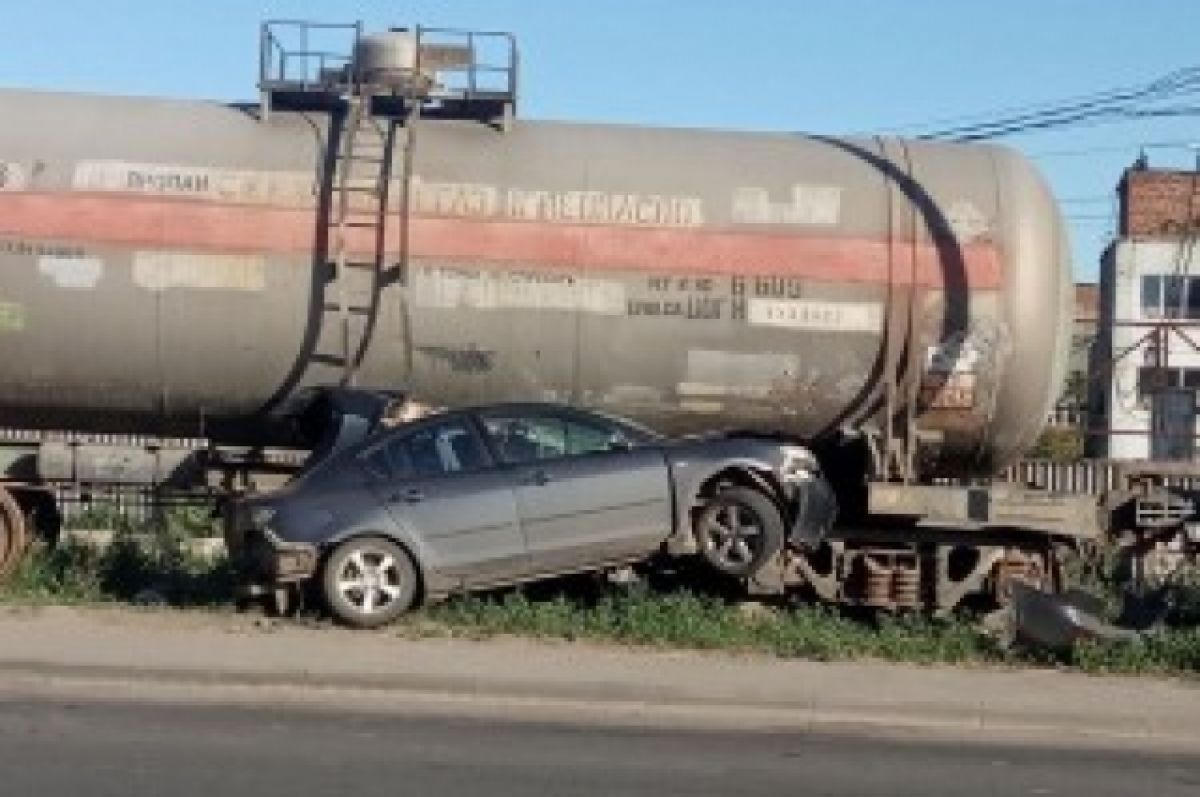 В Самаре на Заводском шоссе машина врезалась в железнодорожные цистерны |  АиФ Самара