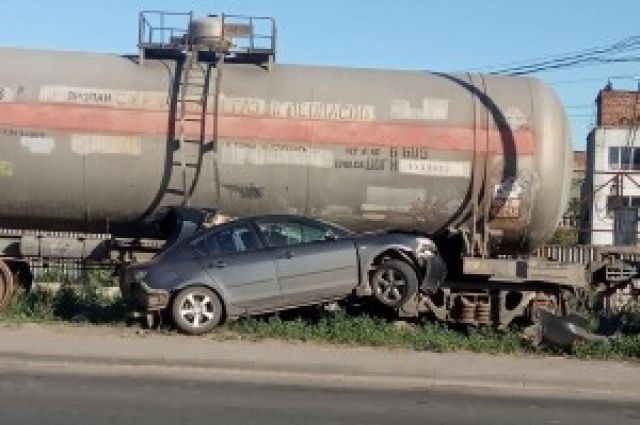 В Самаре на Заводском шоссе машина врезалась в железнодорожные цистерны