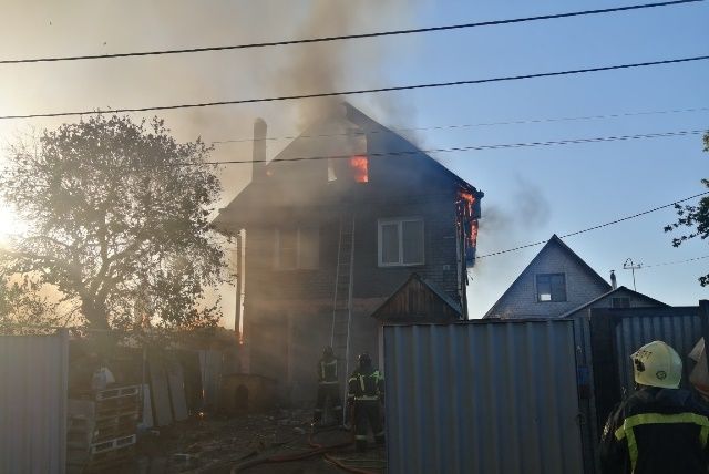 Два частных дома сгорели в Челябинске