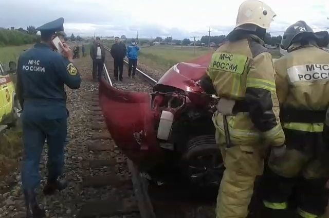 Два человека погибли при столкновении поезда и автомобиля на Алтае