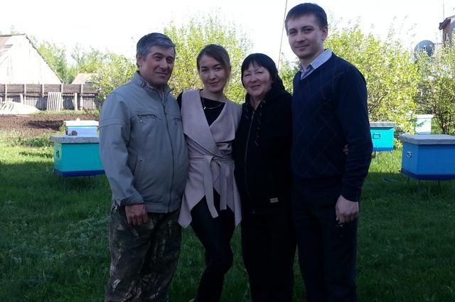 Эльдар Хабибуллин (крайний справа) со своей семьей, в которой все пчеловоды.
