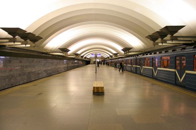 На «оранжевой» ветке в петербургском метро упал пассажир