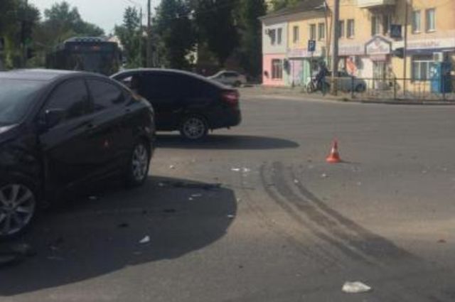 Две иномарки не поделили дорогу на улице Ново-Советской в Брянске