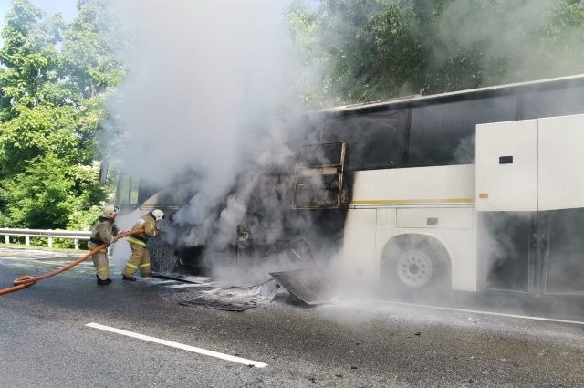На трассе Джубга - Сочи в ДТП с двумя автобусами загорелся один из них