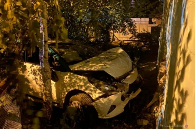 Машина из каршеринга врезалась в дом в Волгограде