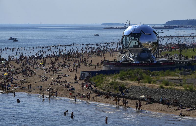 Люди на пляже в парке 300-летия Санкт-Петербурга
