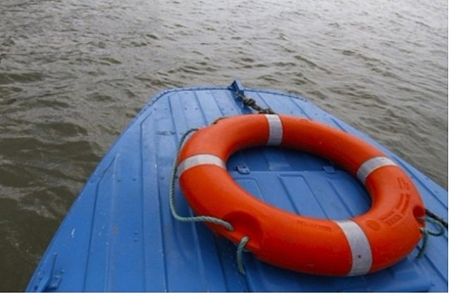 Моторная лодка наехала на купающуюся в реке Великой в Пскове
