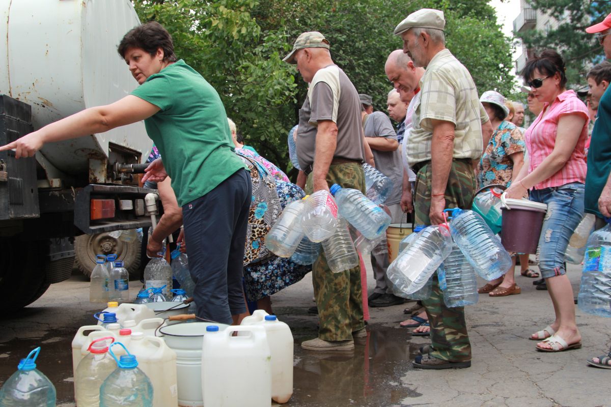 Отключили воду саратов. Подвоз воды. Подвоз воды Саратов. Ростовская область город Донецк подвоз воды. Набирает воду техническую.