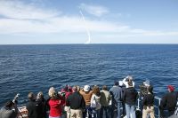 Зрители наблюдают за пуском невооруженной ракеты Trident II D5 с подводной лодки с баллистическими ракетами класса «Огайо» USS Nevada (SSBN 733) у берегов Южной Калифорнии, США.
