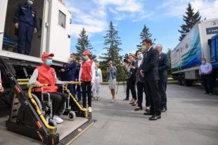 В комплексную бригаду входят врачи региональных больниц и студенты.