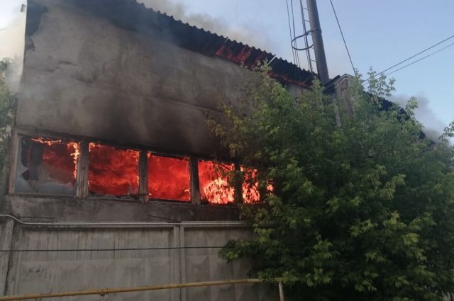 В Барнауле произошел серьезный пожар возле автосервиса
