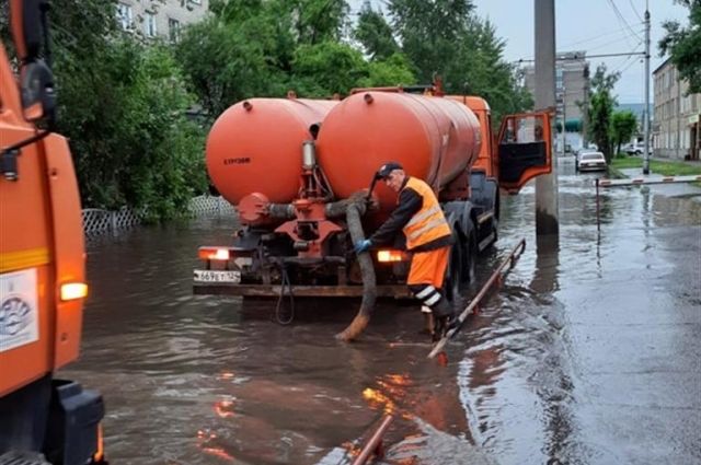 В Сосновоборске Красноярского края ливень затопил поликлинику
