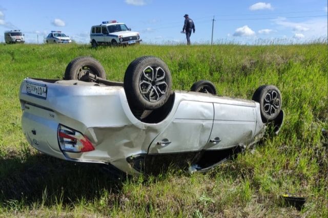 В Омской области перевернулся автомобиль Lada Granta, водитель погиб