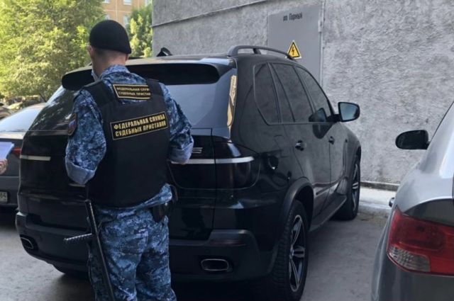 Приставы арестовали черный BMW X5 в Саратове