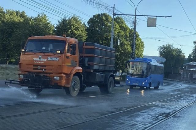 Чтобы защитить асфальт, дороги Ульяновска поливают водой
