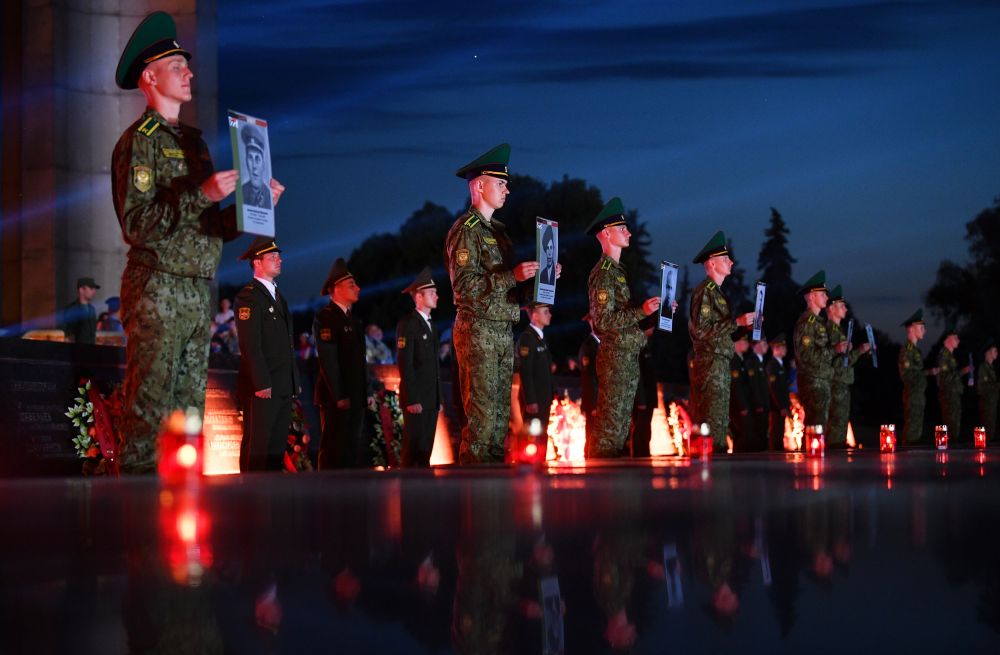 Военнослужащие держат в руках портреты защитников Брестской крепости во время мероприятий, посвященных началу Великой Отечественной Войне