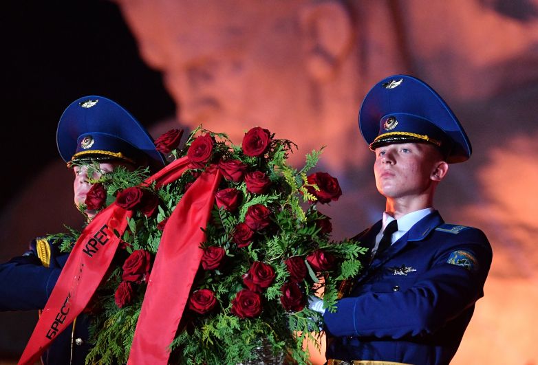 Военнослужащие роты почетного караула возлагают цветы во время мероприятий, посвященных 80-летию началу Великой Отечественной Войны