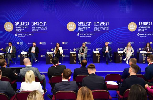 Участники пленарной сессии «Молодежное предпринимательство: хайп или будущее российской экономики» в рамках Петербургского международного экономического форума - 2021.