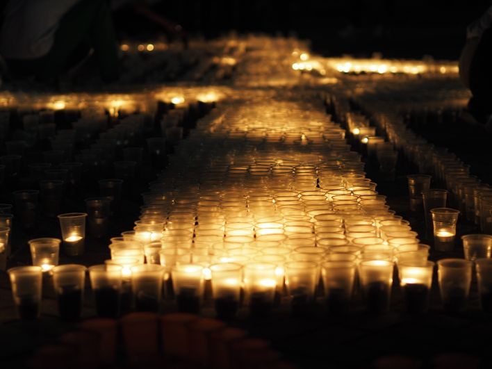 Свечи создали изображение стелы «Освободителям Ростова»