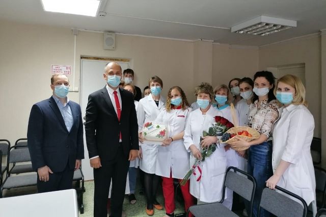 Сотрудникам ковидного госпиталя парламентарии передали 50 килограмм фруктов