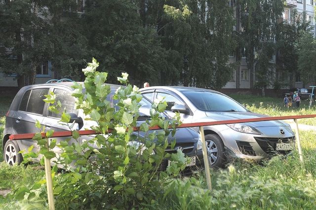 В Перми водителей оштрафуют на 50 тысяч за парковку на газонах в Мотовилихе
