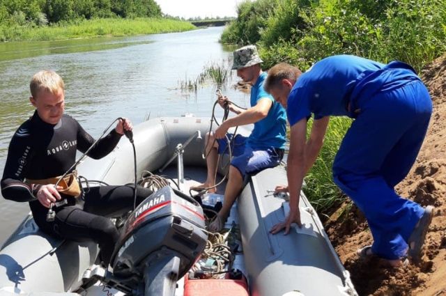 Тело утонувшего достали из водоема водолазы аварийно-спасательной службы Оренбургской области.
