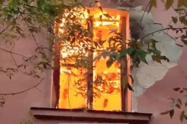 В нежилом доме в Челябинске неизвестные устроили пожар