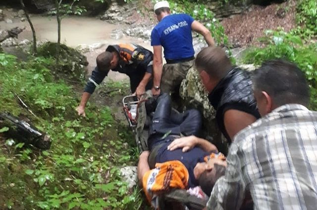 В Краснодарском крае спасатели помогли сорвавшемуся со скалы мужчине