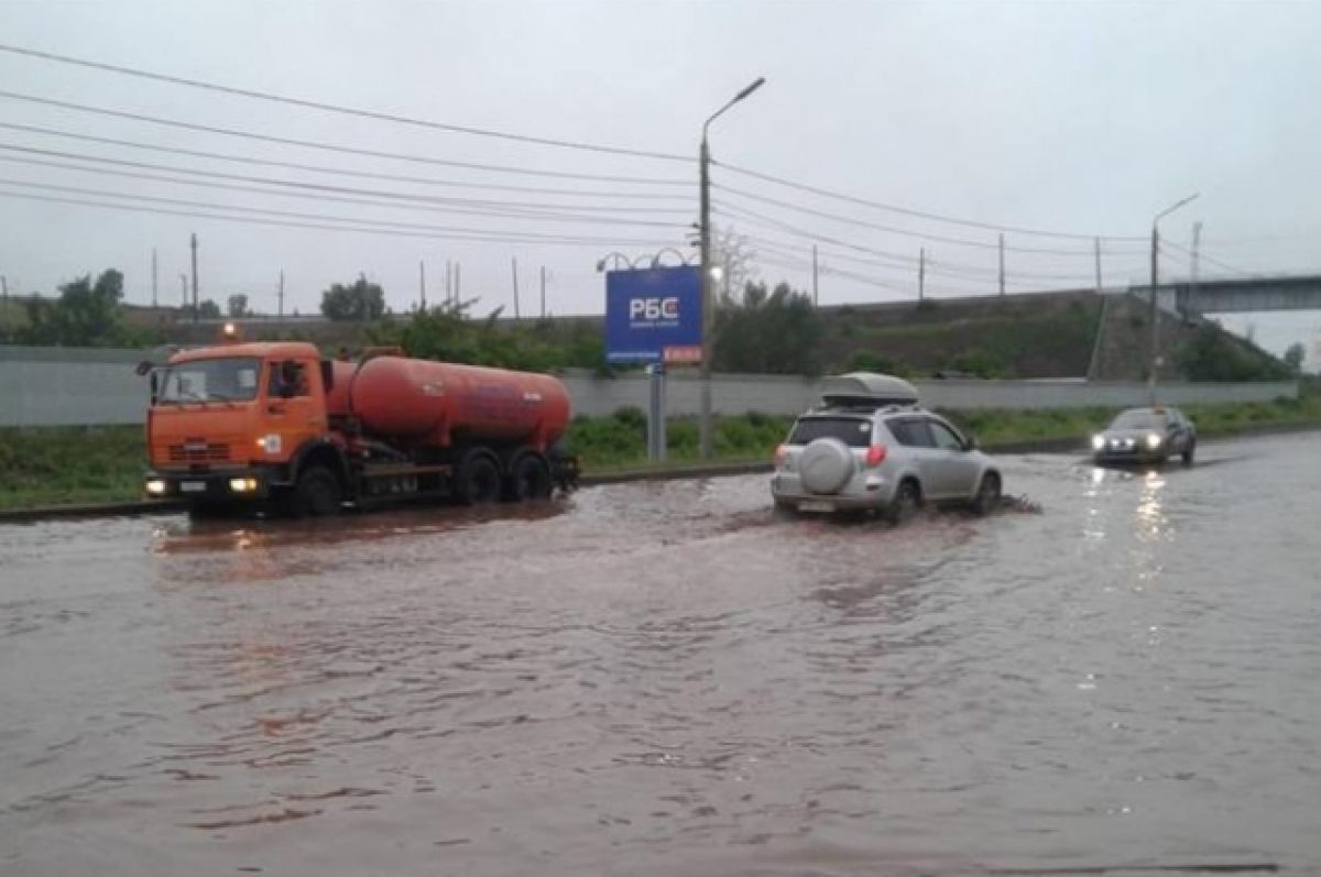 Улицы-реки. Красноярск опять накрыло водой, ливневка не справилась | АиФ  Красноярск