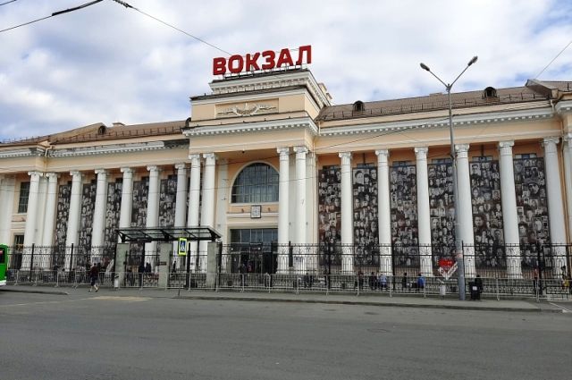Фасад вокзала Екатеринбурга вновь украсили портреты участников ВОВ