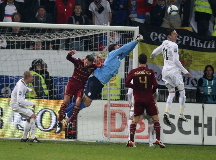 Опасный момент у ворот Словении в матче между сборными России и Словении за выход на Чемпионат мира-2010