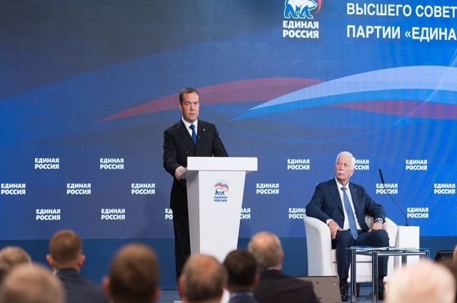 Медведев призвал к усилению российской группировки в Арктике