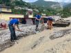 Сотрудники МЧС во время ликвидации последствий наводнения