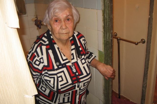 После ремонта в квартире участницы войны из Казани Галины Юрковой больше месяца нет дверей в туалет и ванную. 