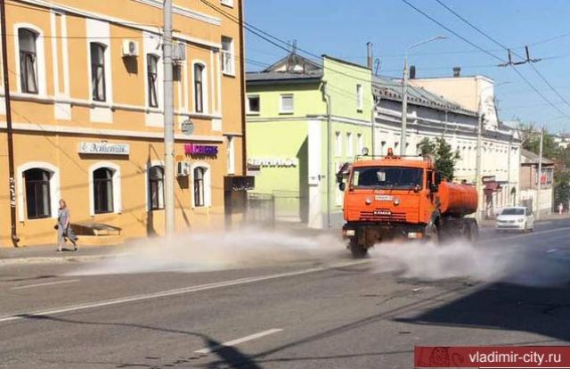 В центре Владимира из-за аномальной жары ежедневно поливают дороги