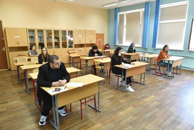 Московская школа №1500 в день начала ЕГЭ по русскому языку.