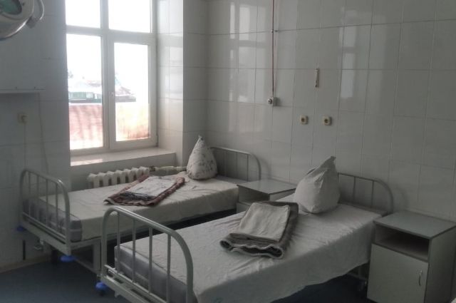 В омских больницах выделяют почти 800 коек для пациентов с COVID-19