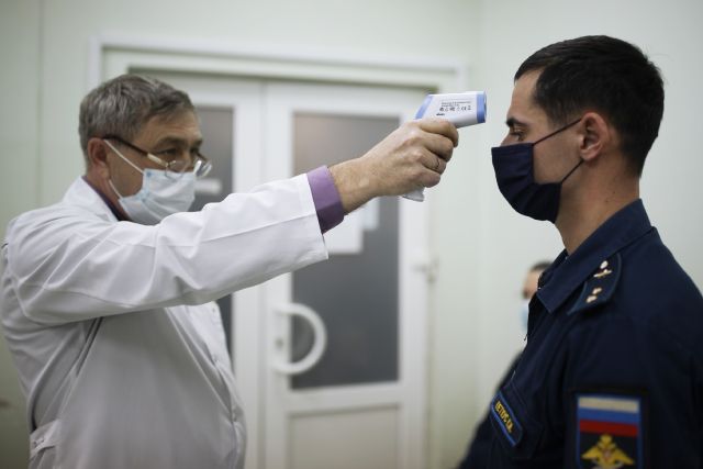 Измерение температуры у военнослужащего в 419 военном госпитале Минобороны России в Краснодаре.