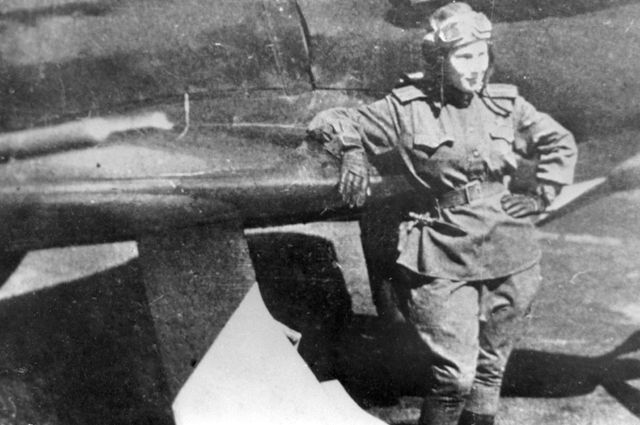 Пилот Лидия Литвяк у своего истребителя. 1943 год.