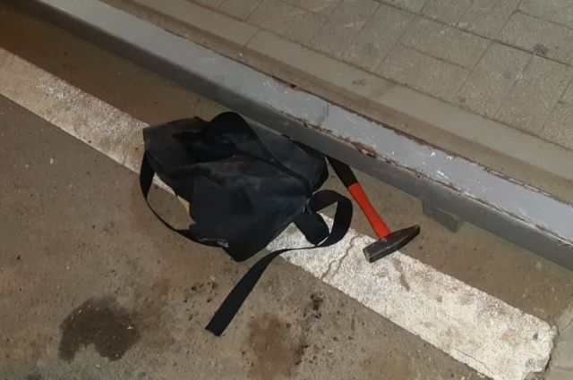 В Краснодаре мужчина разбил молотком окно в алкогольном магазине