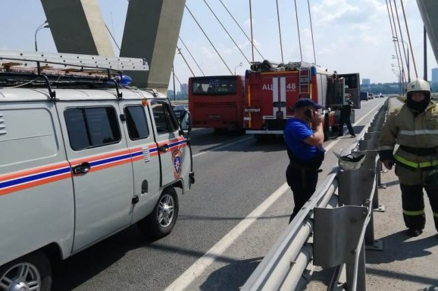 Тащили за руку из воды: в Казани с моста «Миллениум» упала девушка