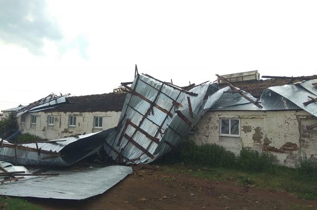 В трёх районах Татарстана сильным ветром сорвало кровлю с домов
