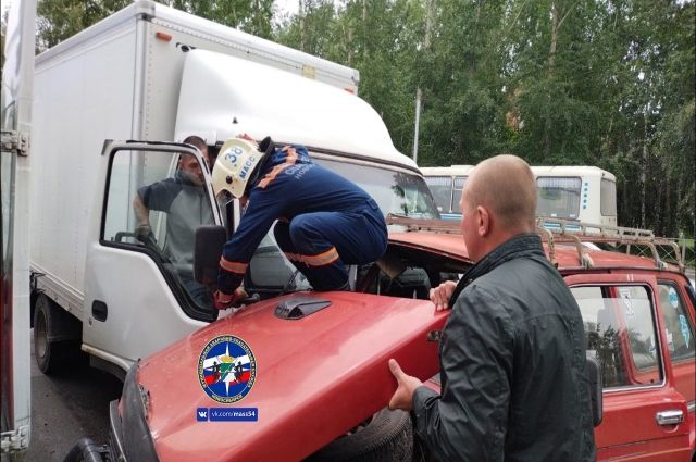 Водителя «Нивы» зажало в салоне в ДТП с грузовиком в Новосибирске