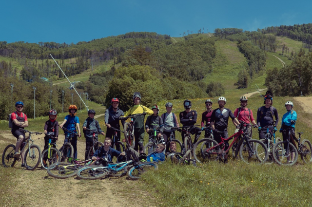 На первую тренировку пришли более 20 человек, среди которых были как новички, так и опытные горные велосипедисты.